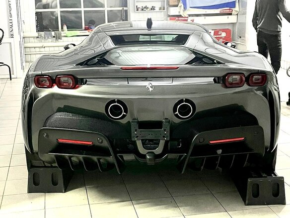 2022 Ferrari SF90 Stradale I, чёрный - вид 1