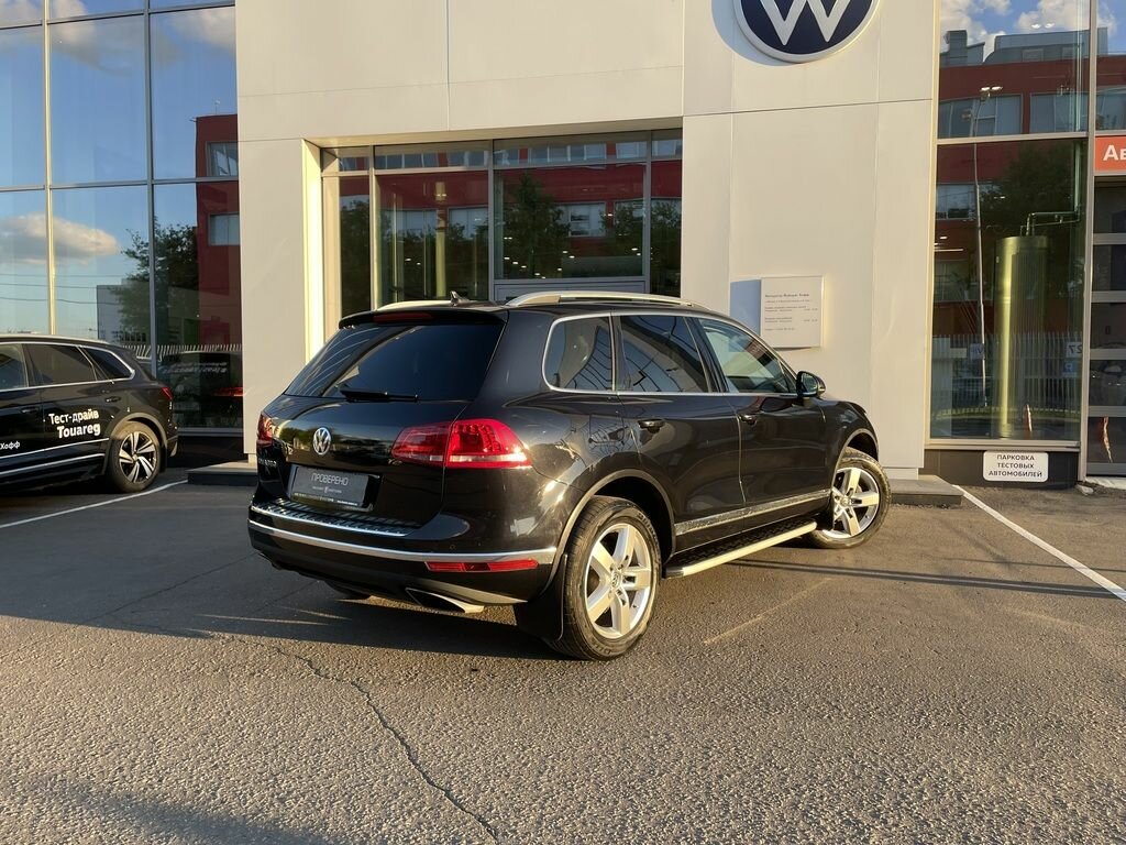 2017 Volkswagen Touareg II Рестайлинг, чёрный, 3600022 рублей - вид 6