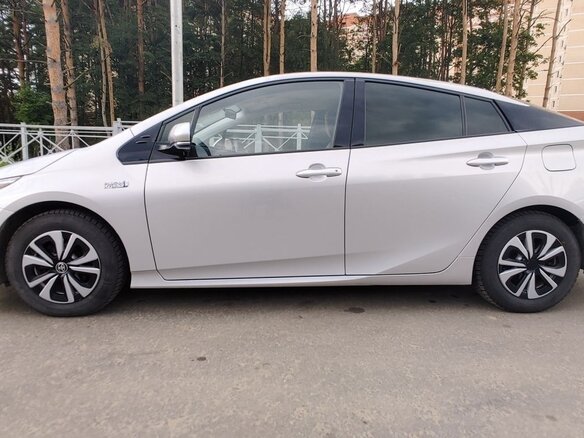 2018 Toyota Prius IV Рестайлинг (XW50), серебристый, 2300000 рублей - вид 1