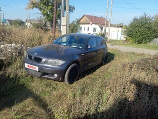 2004 BMW 1 серии 120i I (E81/E82/E87/E88), белый, 650000 рублей, вид 1