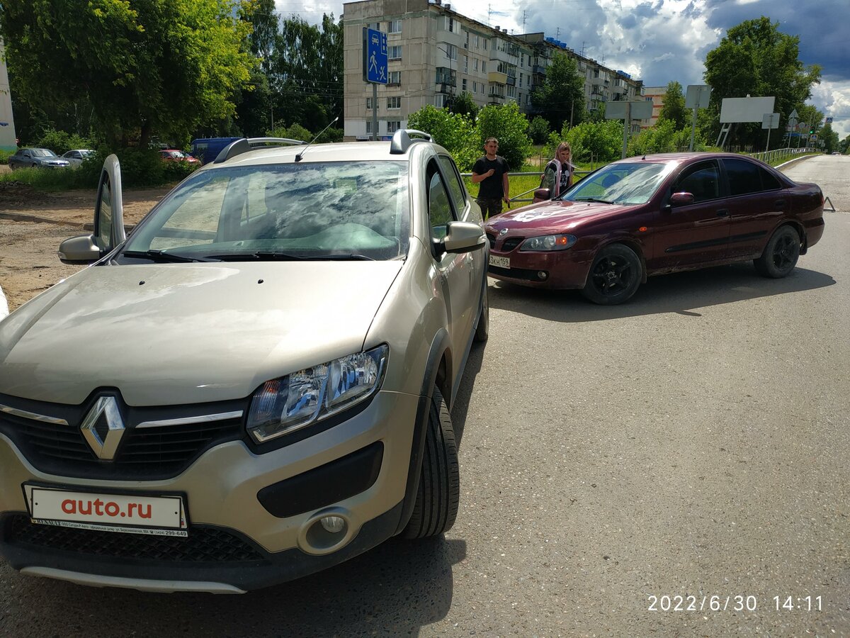 Бежевый ренаулт сандеро