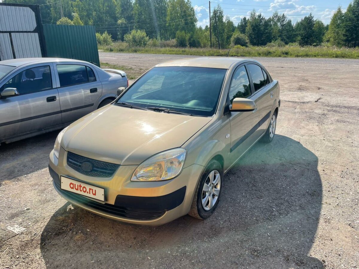 Купить б/у Kia Rio II 1.4 MT (97 л.с.) бензин механика в Саратове: серебристый К