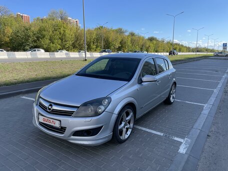 Есть ли на Opel Astra J GTC функция включения ближнего света фар при отпирании автомобиля?