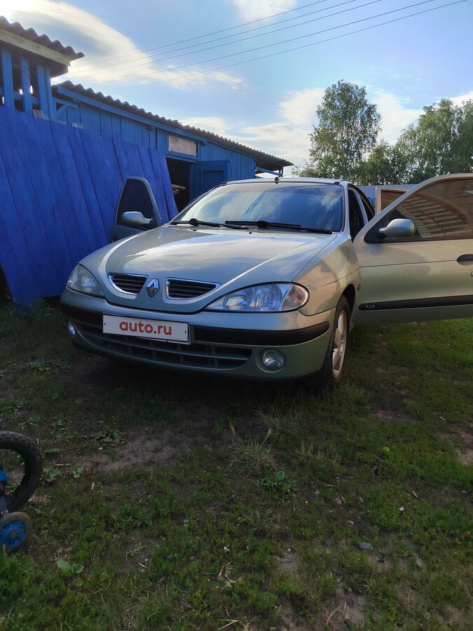 Зеленый рено меган