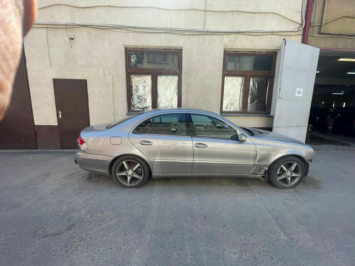 Серый мерседес бенц
