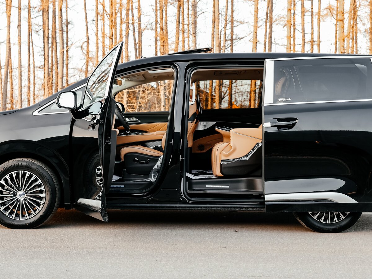 Десять экранов и 333 силы: BYD обновила минивэн Denza D9