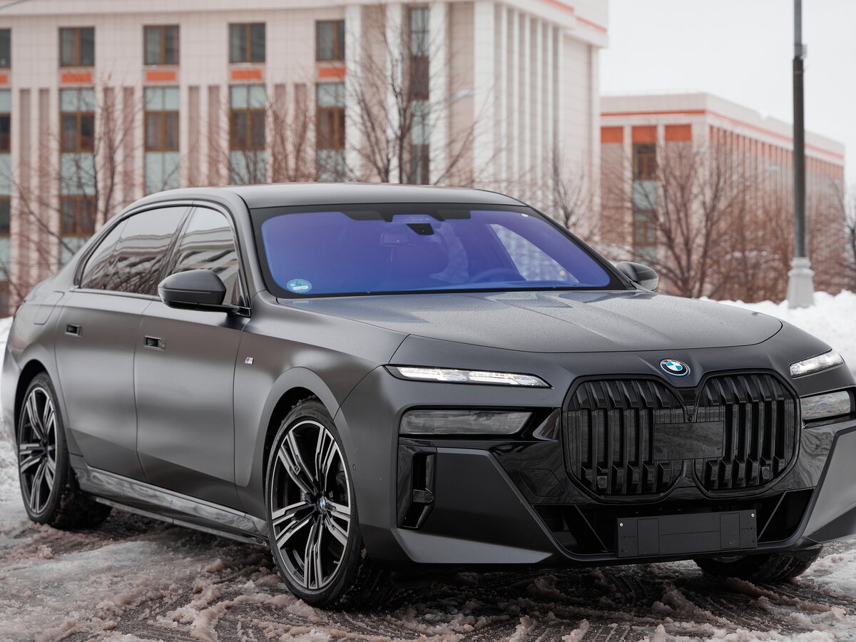 Купить б/у BMW i7 20222024 xDrive60 Electro AT (400.0 кВт) 4WD электро