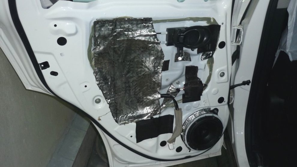 Даже самая минимальная обработка наружной части двери вибродемпфирующими материалами и закрытие технологических окон с внутренней стороны уже дает ощутимый результат.