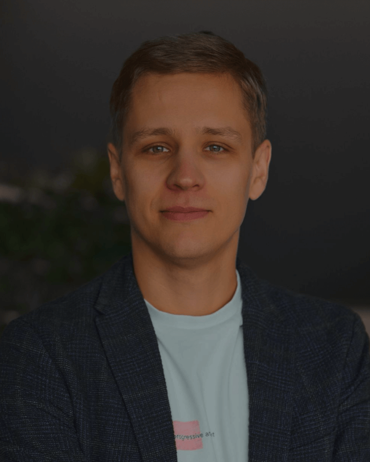 Илья  
Дёжин