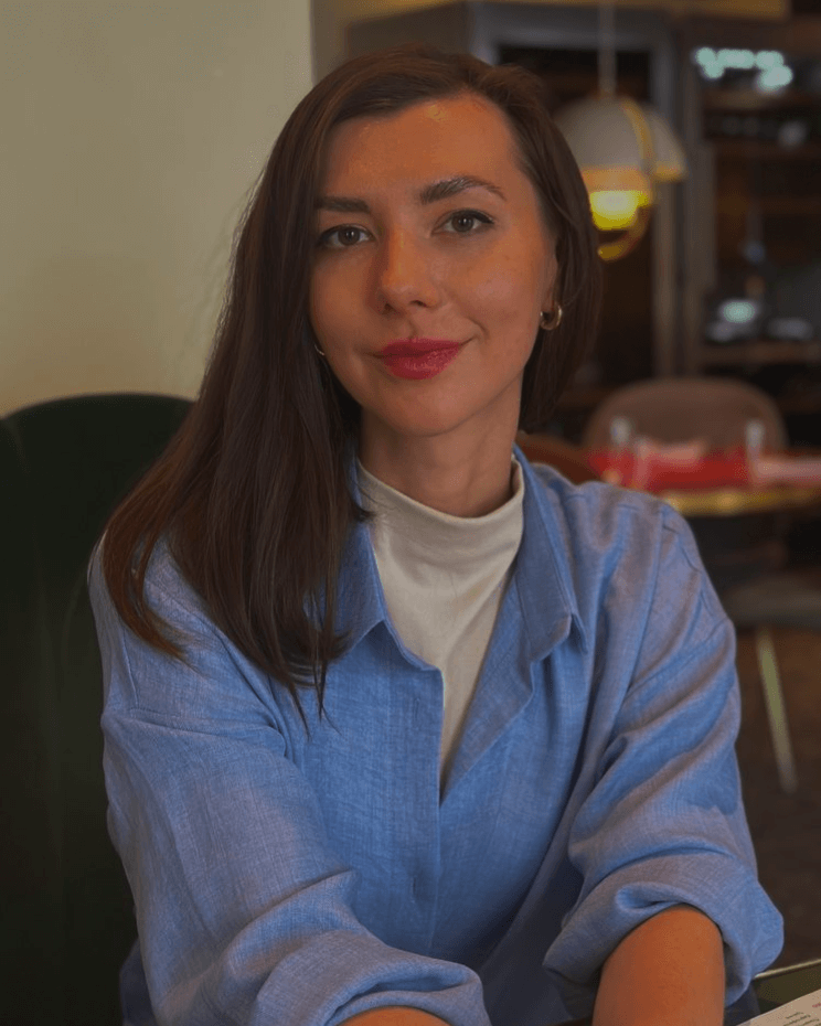 Оля  
Плахова