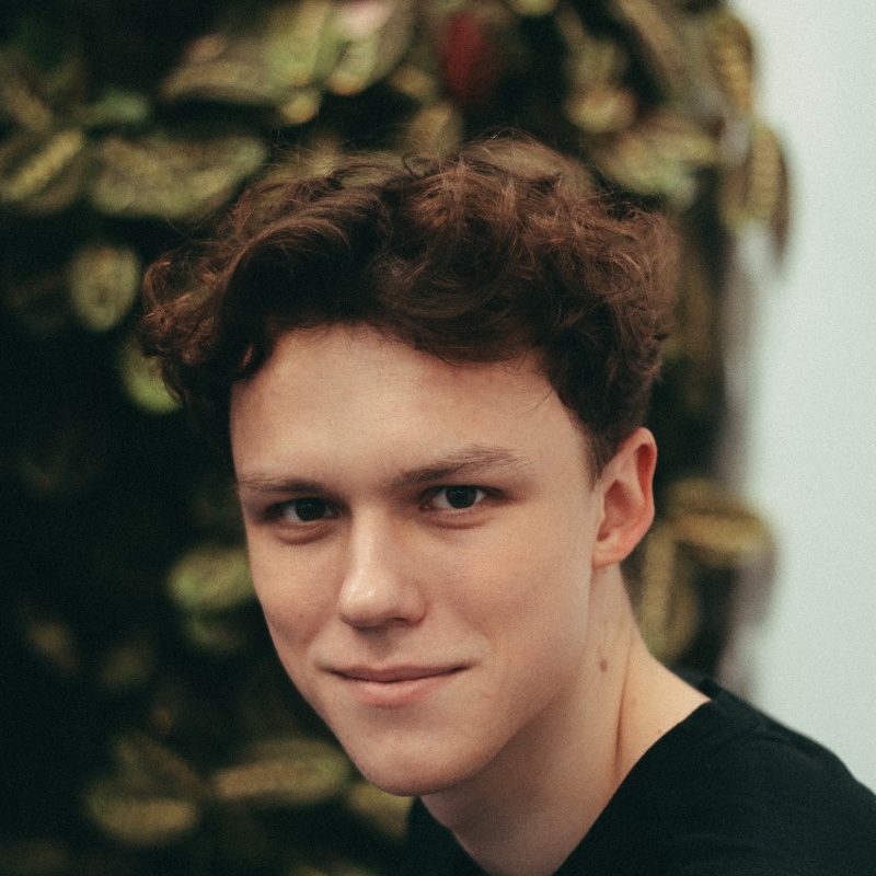 Артём
Макаров