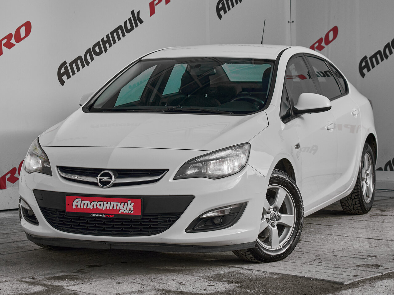 Купить Opel Astra 1.6 AT (115 л.с.), 2013 в Екатеренбурге