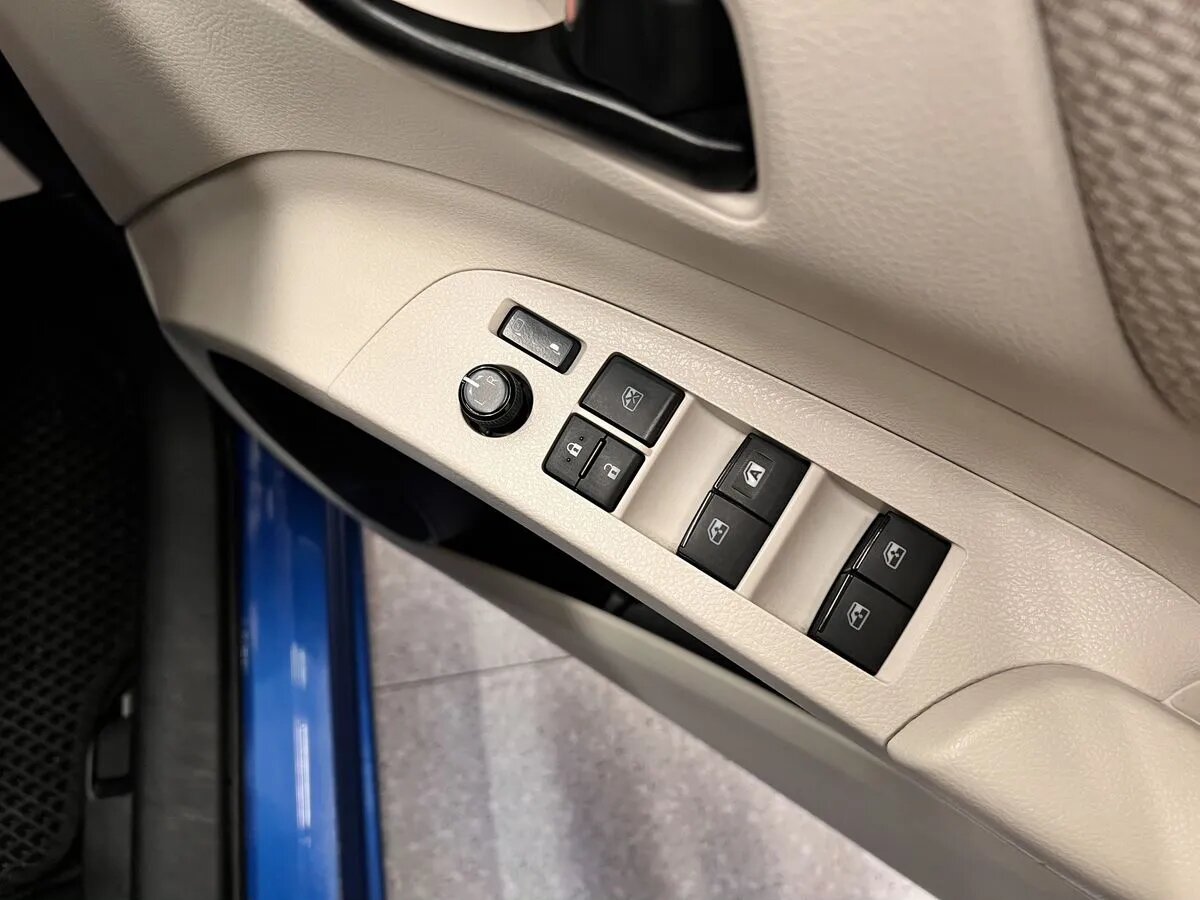 Toyota Sienta 2018 9