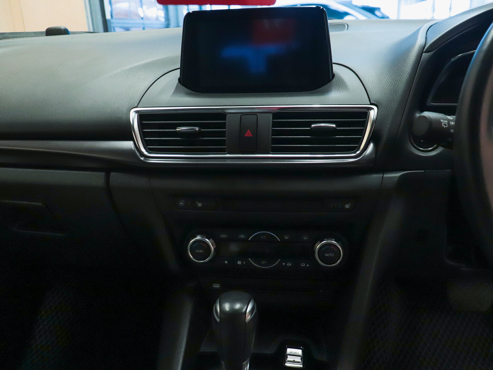 Mazda Axela 2017 14
