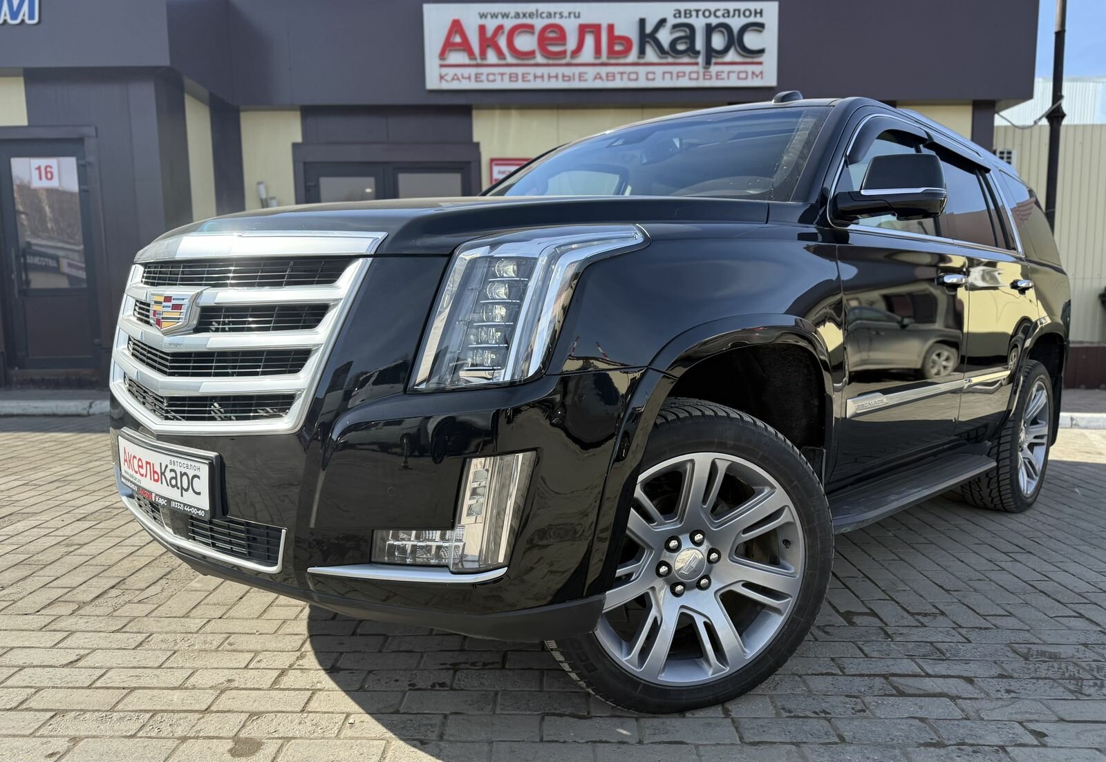 Cadillac Escalade, IV Platinum Внедорожник 5 дв. 2015 Черный 6.2 AT (409 л.с.) 4WD 98001 км