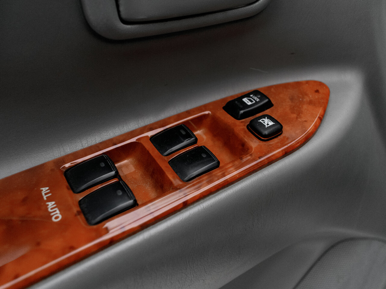 Купить Toyota Land Cruiser 4.7 AT (235 л.с.) 4WD, 2006 в Екатеренбурге