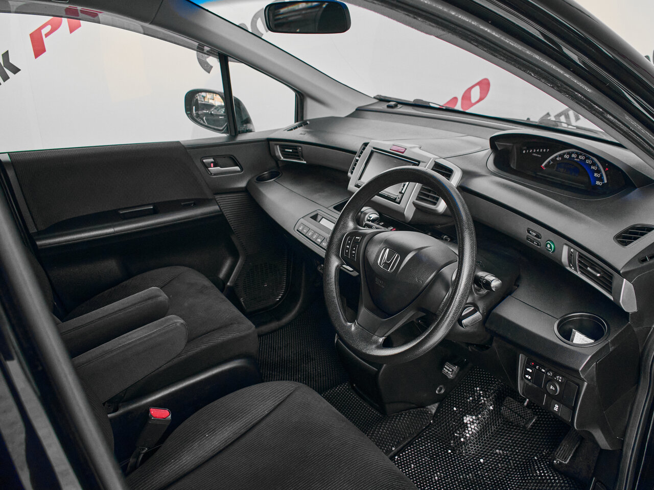 Купить Honda Freed 1.5 CVT (118 л.с.), 2014 в Екатеренбурге