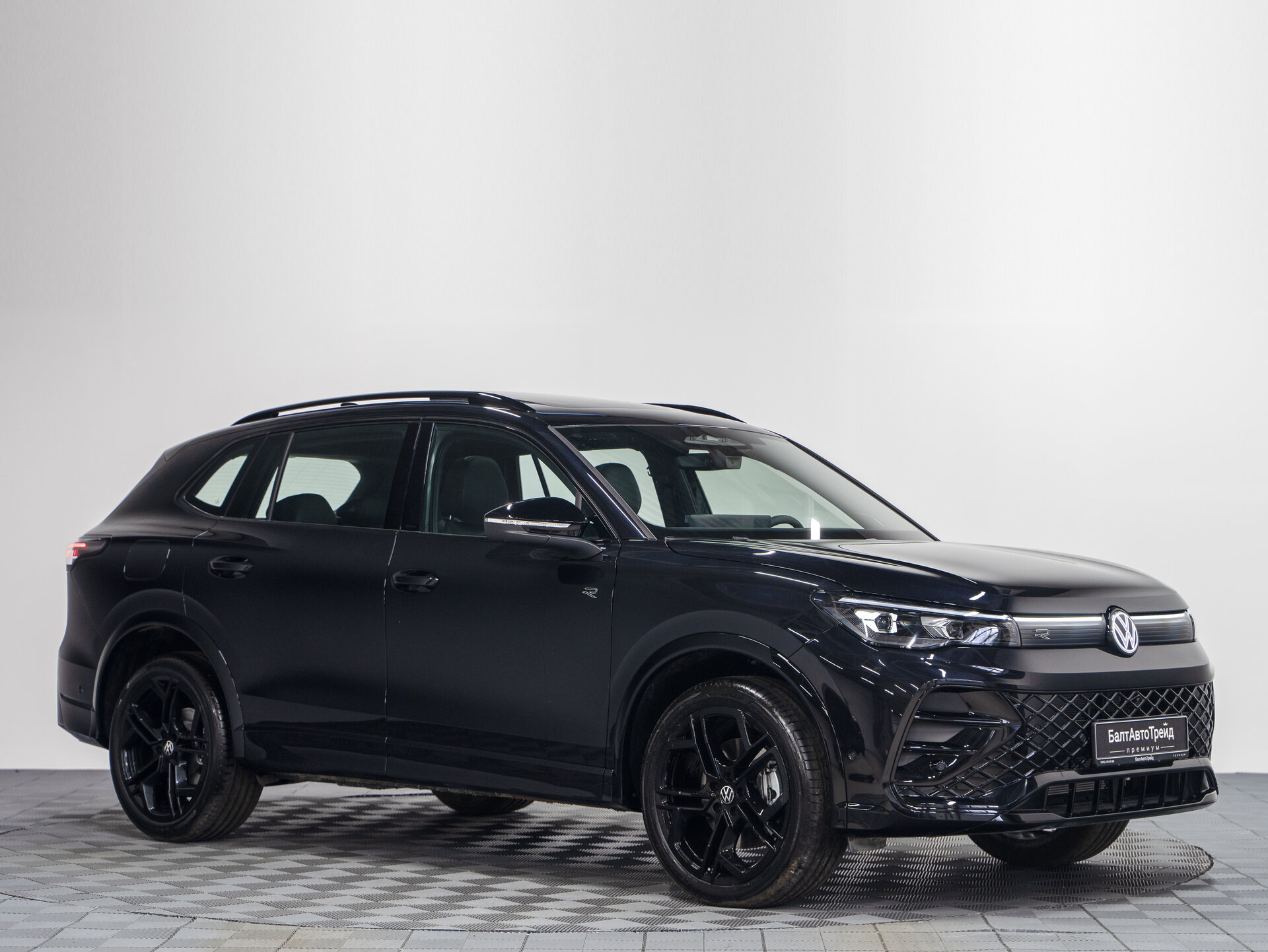 Автомобиль Volkswagen Tiguan L Pro 2.0 AMT (220 л.с.) 4WD - 4