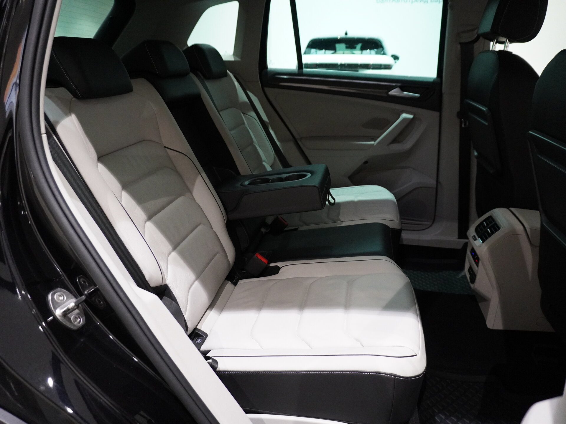 Автомобиль Volkswagen Tiguan 2.0 AMT (180 л.с.) 4WD - 16