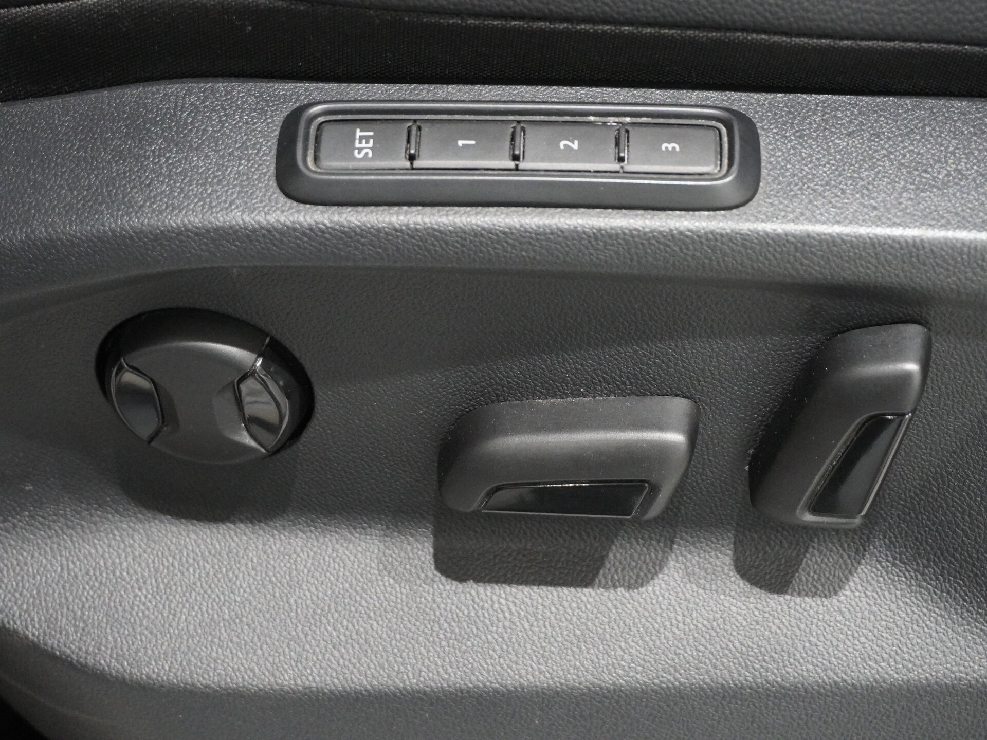 Автомобиль Volkswagen Tiguan 2.0 AMT (180 л.с.) 4WD - 11