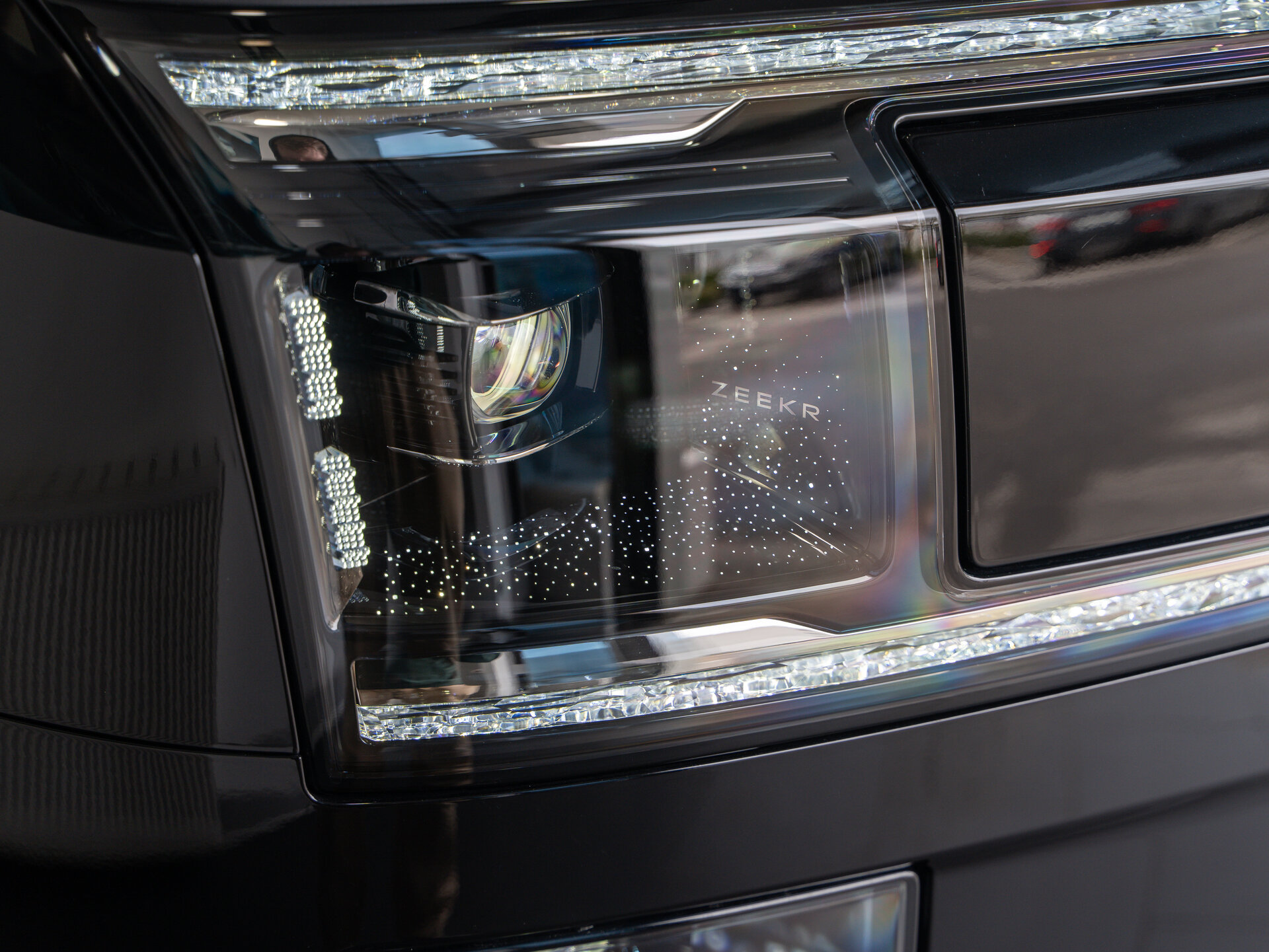 Автомобиль Zeekr 9X 55 kWh 2.0hyb AT (898 л.с.) 4WD - 8