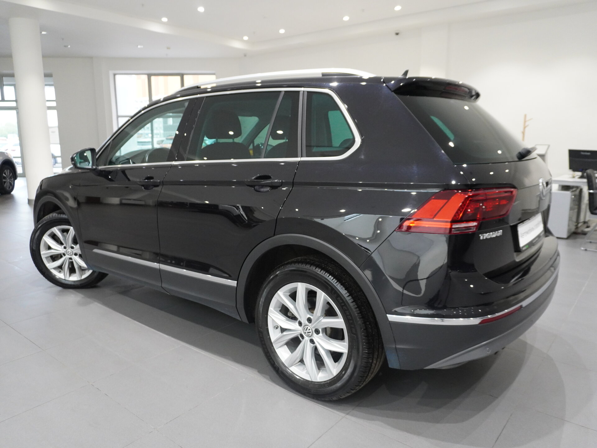 Автомобиль Volkswagen Tiguan 2.0 AMT (180 л.с.) 4WD - 4