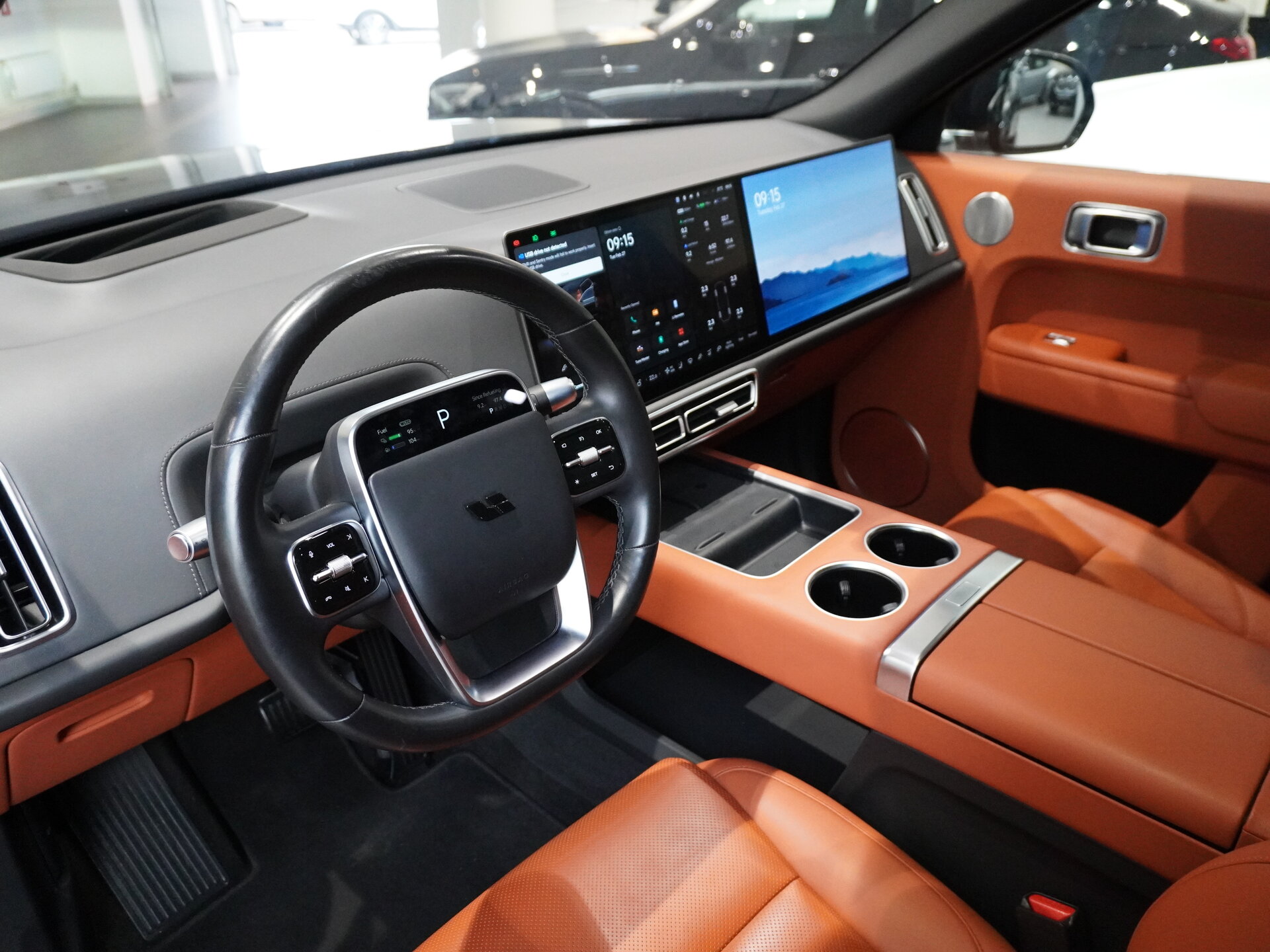 Автомобиль Li Auto (Lixiang) L9 44.5 kWh 1.5hyb AT (449 л.с.) 4WD - 7