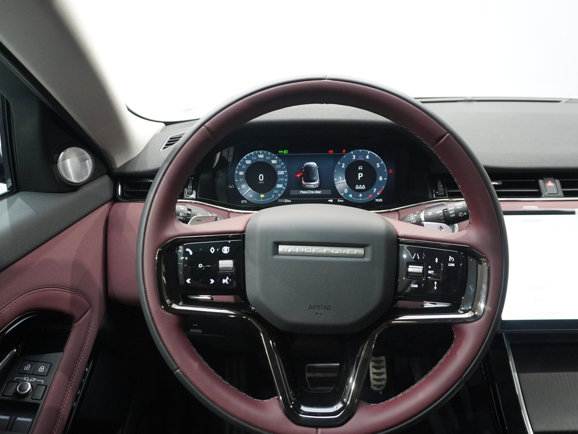 Автомобиль Land Rover Range Rover Evoque P250 MHEV Long 2.0 AT (249 л.с.) 4WD - 17