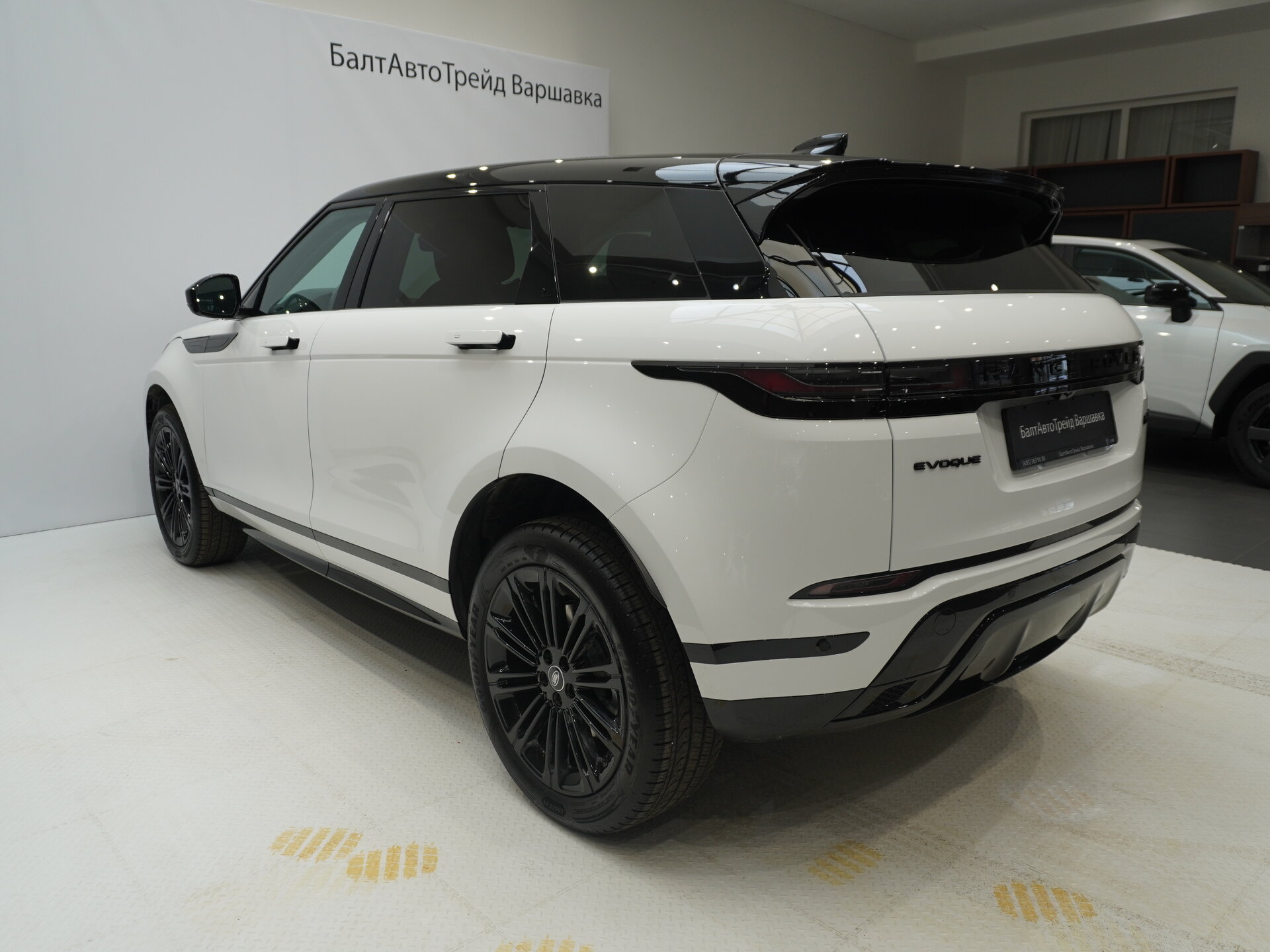 Автомобиль Land Rover Range Rover Evoque P250 MHEV Long 2.0 AT (249 л.с.) 4WD - 4