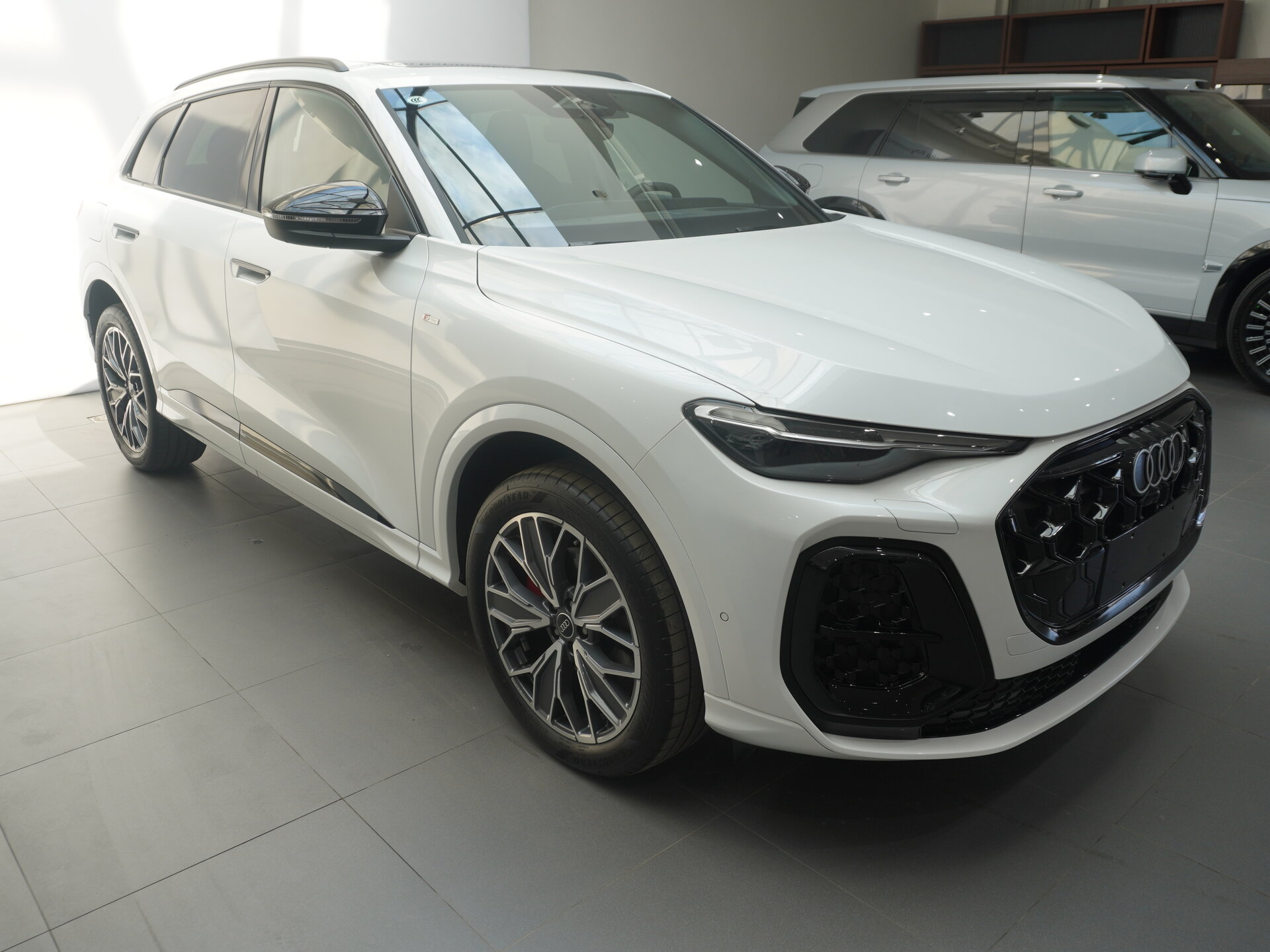 Автомобиль Audi Q5 L 2.0 AMT (204 л.с.) 4WD - 1