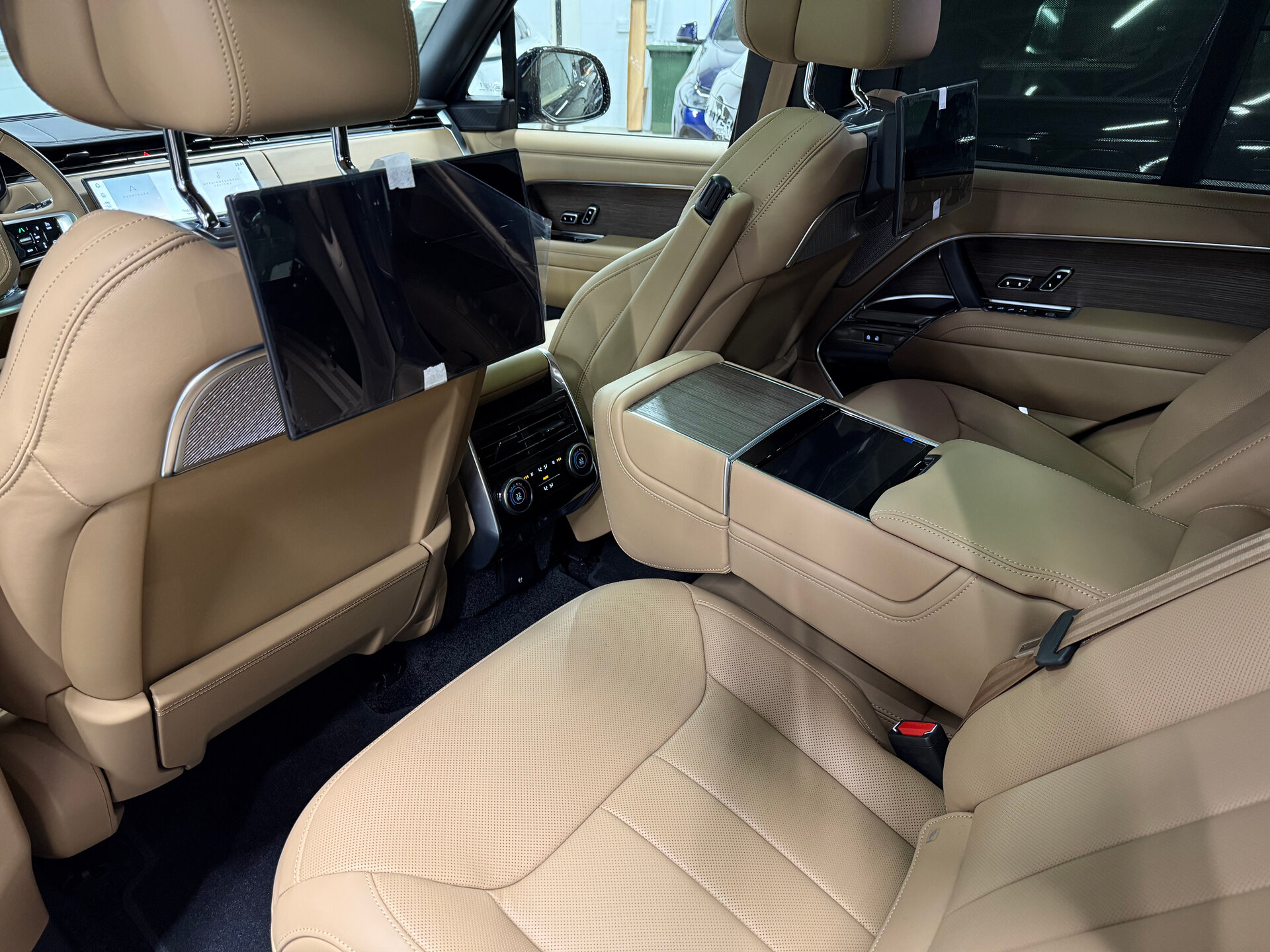Автомобиль Land Rover Range Rover P400 MHEV 3.0 AT (400 л.с.) 4WD - 4