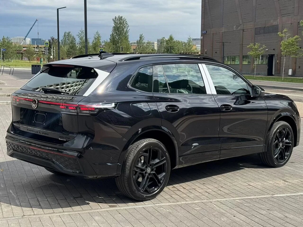 Автомобиль Volkswagen Tiguan L Pro 2.0 AMT (220 л.с.) 4WD - 2