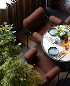 qiz oyoqlarini yoyadi