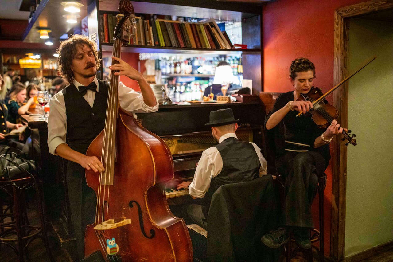 «От арфы до тяжёлого рока: рестораны и бары Москвы с живой музыкой» фото материала