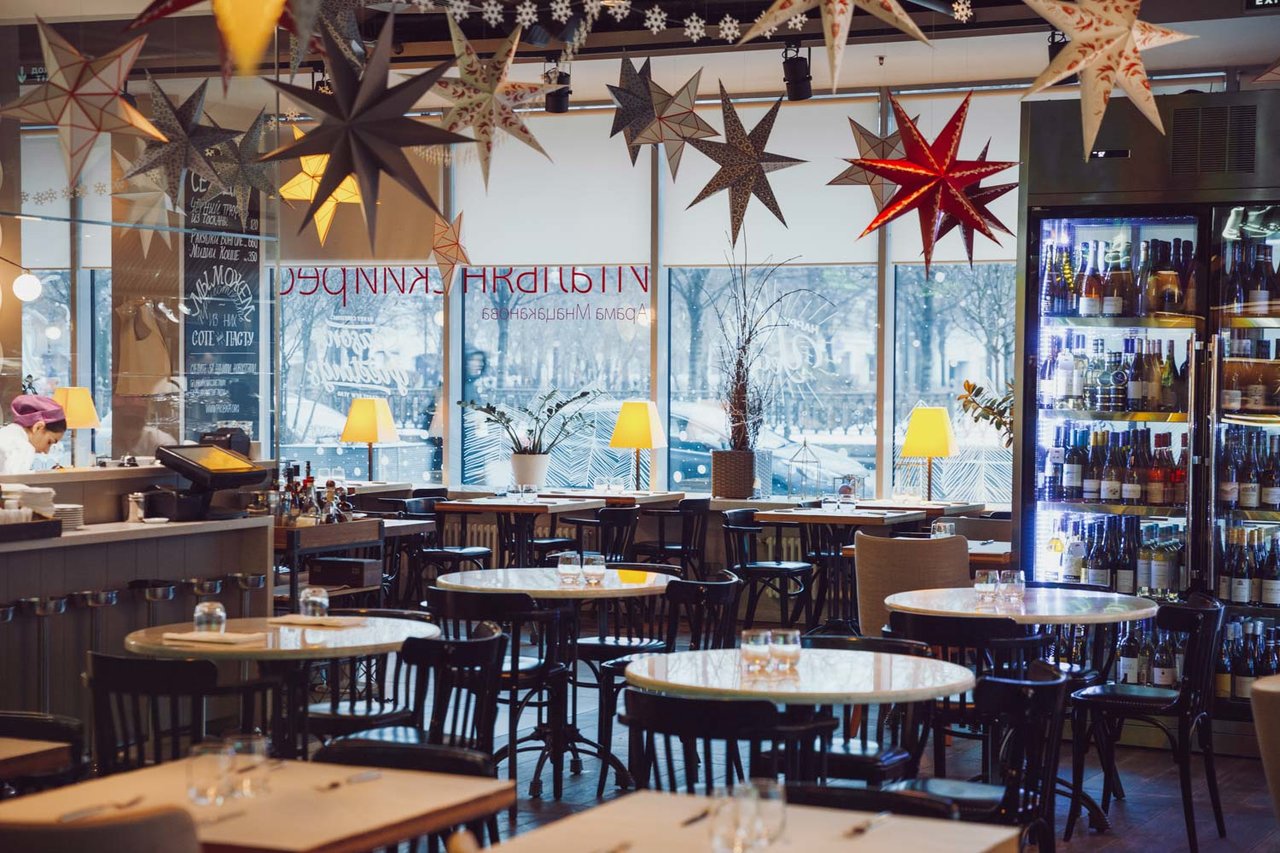 Пробка ресторан на цветном