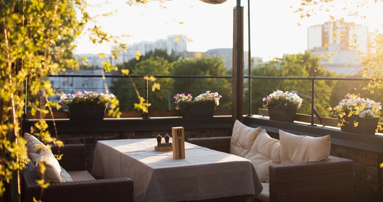 «Лето на веранде в Ростове: от плетёной мебели до белых скатертей» фото материала