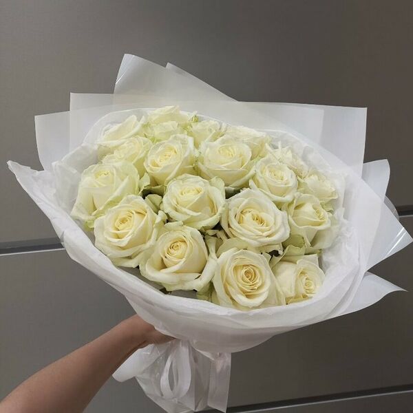 19 белоснежных роз