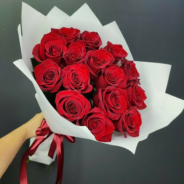15 красных роз