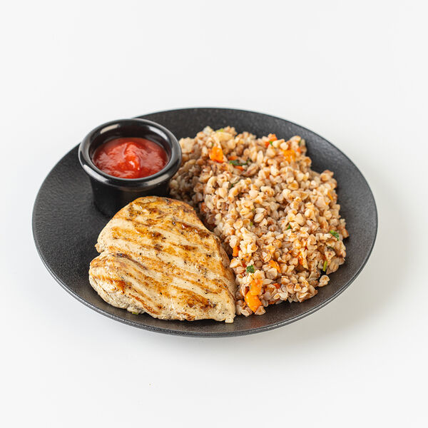 Куриная грудка с гречкой и томатным соусом, 270г