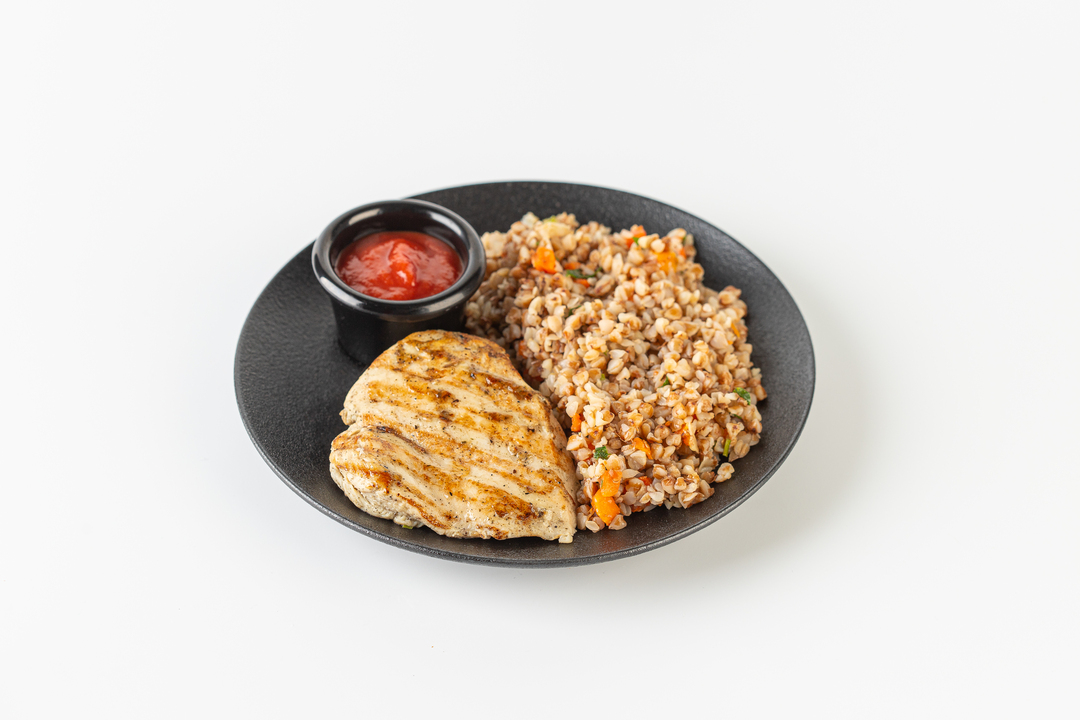 

Куриная грудка с гречкой и томатным соусом 270 г