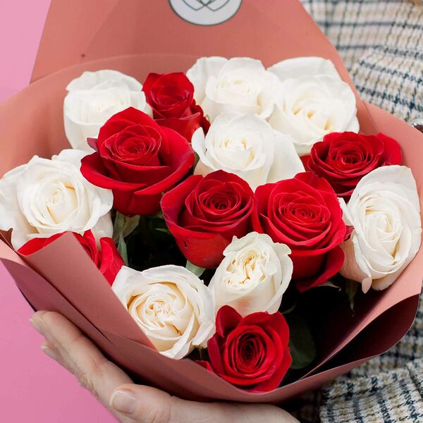 Букет из 15 белых и красных роз 50 см (Эквадор)