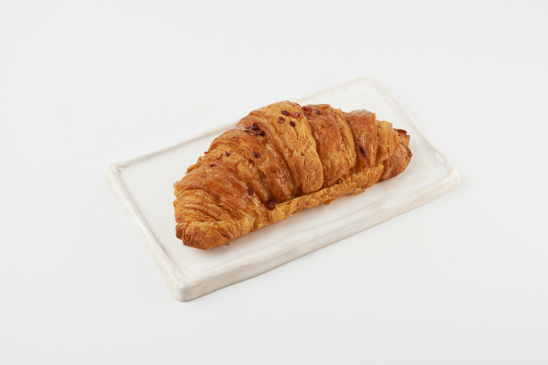 

Круассан миндальный с вишней