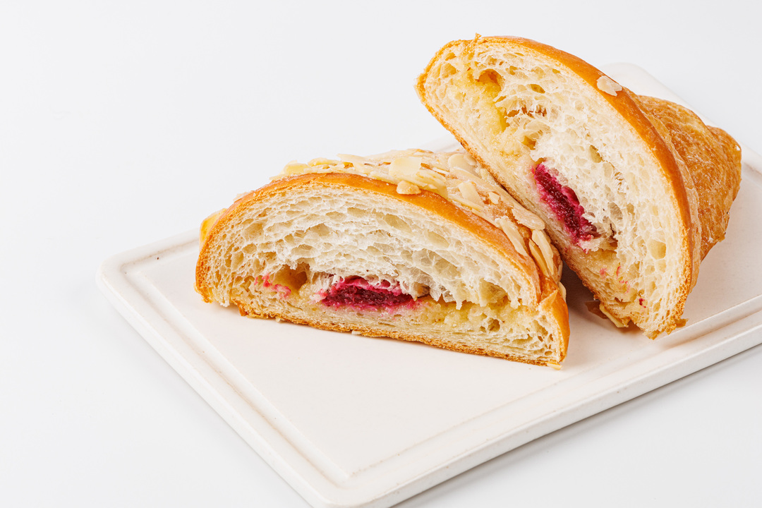 

Круассан миндальный с брусникой