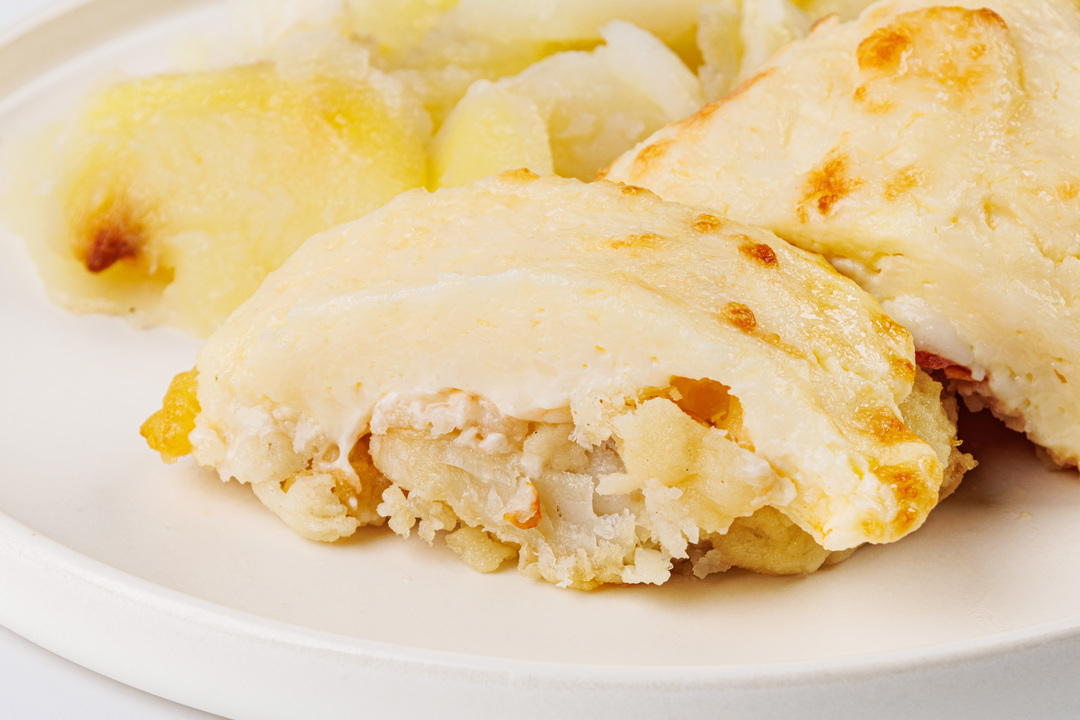 

Филе-кусок трески запеченный ВкусВилл под сыром с картофелем, яйцом и томатами 170 г