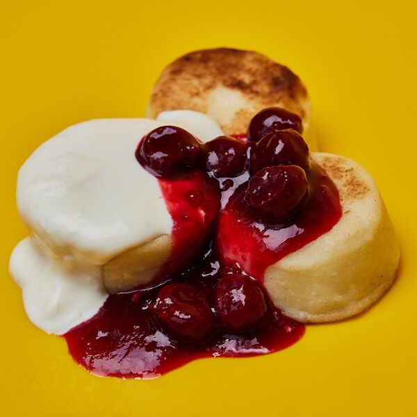 Запеченные сырники с сметаной и вишней