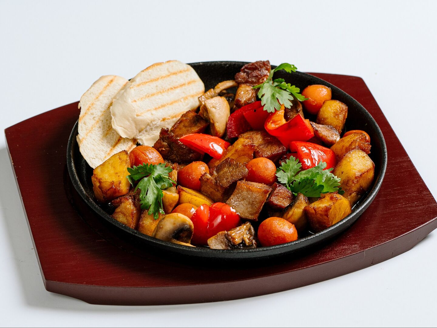 Сковородка с бараниной и овощами