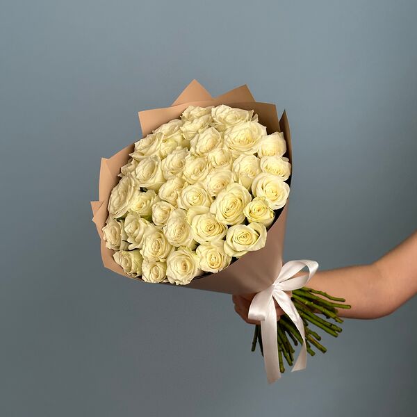 Букет цветов из 31 белой розы 40 см МП пленка