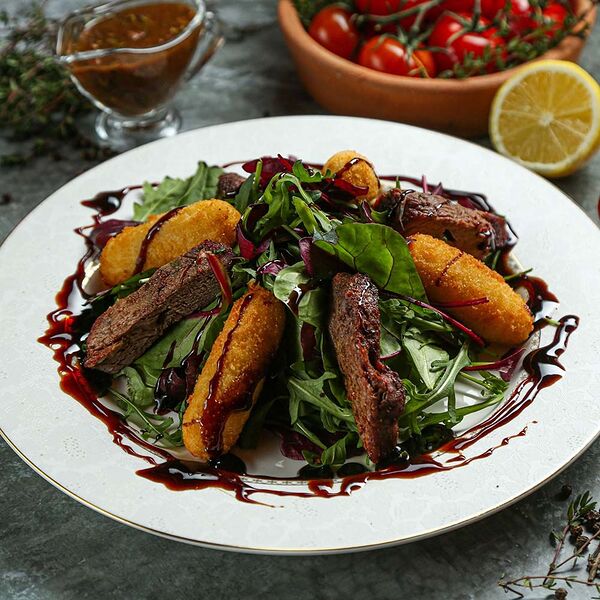 Салат с жареным сулугуни и телятиной