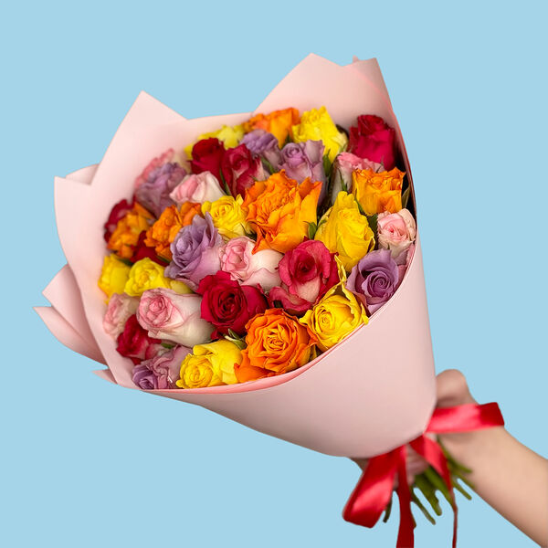 Букет цветов из 35 роз микс 40 см МП пленка