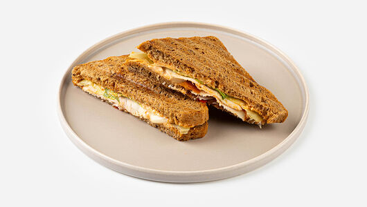 Сэндвич с курицей и печеным перцем, кафе